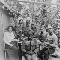 Alice Schalek zusammen mit österreichischen und ungarischen Soldaten im Ersten Weltkrieg (1915/1916)