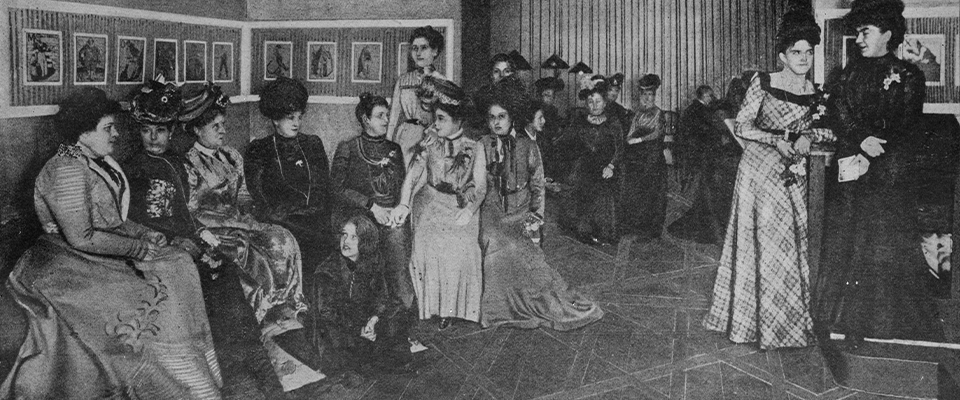 Sitzende Frauengruppe in den Räumlichkeiten des Ersten Wiener Frauenklubs 1900