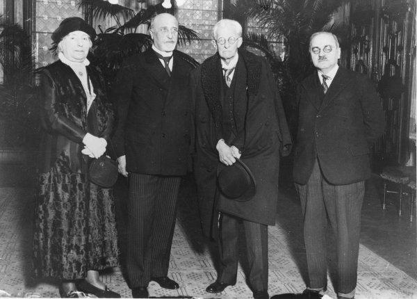 Helene Richter, Karl Seitz, Rudolf Larisch und Alfred Adler im Sitzungssaal des Wiener Rathauses