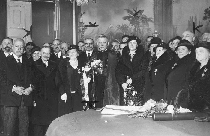 Therese Weninger (mit Blumenstrauß), Kardinal Innitzer und Leopoldine Miklas bei der Verleihung einer Auszeichnung um 1935
