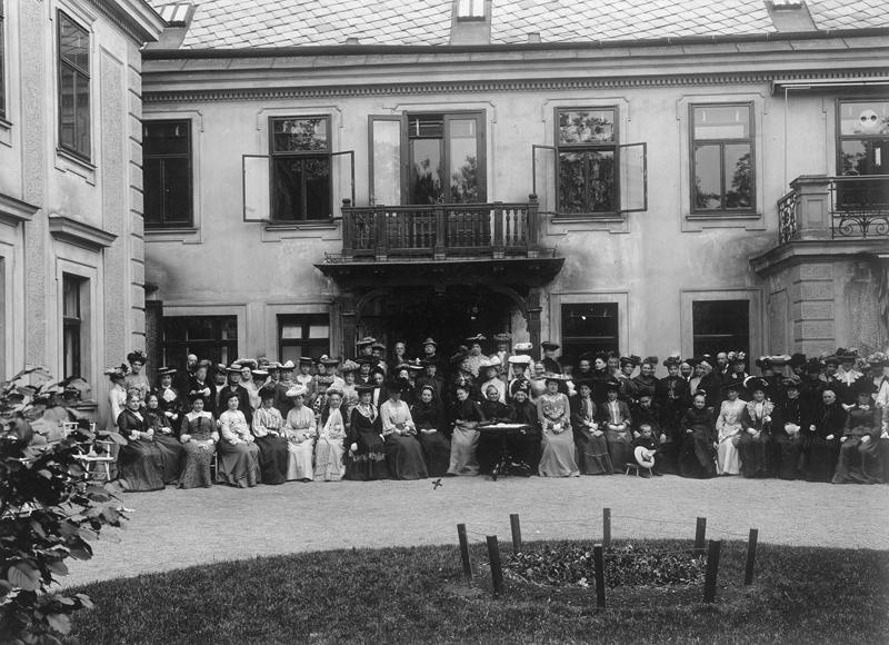 Erste Generalversammlung des Bundes Österreichischer Frauenvereine vor dem Haus von Marianne Hainisch (Wien 3, Rochusgasse 7) am 21. Mai 1903