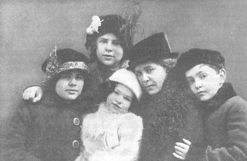 Raissa Adler und ihre Kinder (Valentine, Alexandra, Nelly und Kurt) (um 1914)