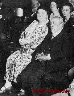 Rudolf Goldscheid neben seiner Frau Marie Goldscheid anlässlich einer Feier zu seinem 60. Geburtstag (1930)