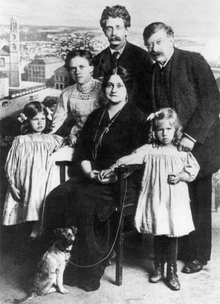 Emma Adler mit Sohn Friedrich und Ehemann Victor Adler, sowie Kathia Adler und deren Kindern