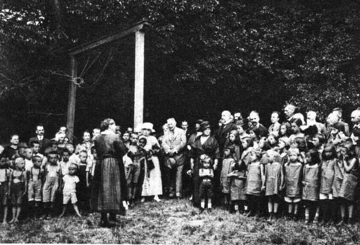 Feier zur Eröffnung des  neuen  Kinderheim Societas (u.a. Marie Bock, Leopoldine Glöckel, Adelheid Popp)