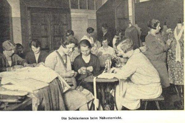 Schülerinnen beim Nähunterricht in der Fortbildungsschule der Einigkeit.