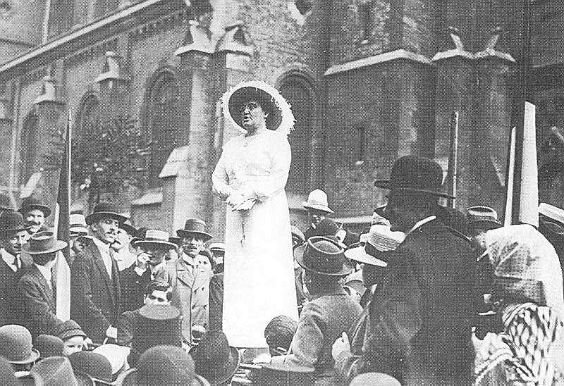 Rosika Schwimmer als Rednerin auf einer Versammlung am Budapester Bakáts Platz (1913)