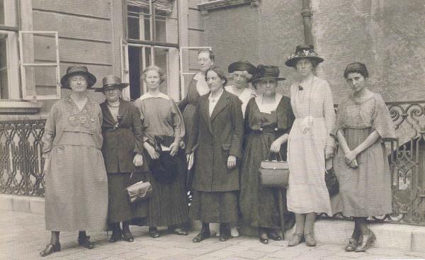 Yella Hertzka  (1. Reihe Mitte) mit weiteren Mitgliedern des 1921 in Wien gewählten Exekutivkomitees der Women's International League for Peace and Freedom