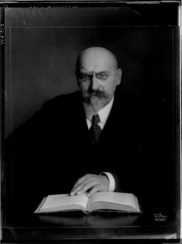 Edmund Bernatzik in Jackett, 1912