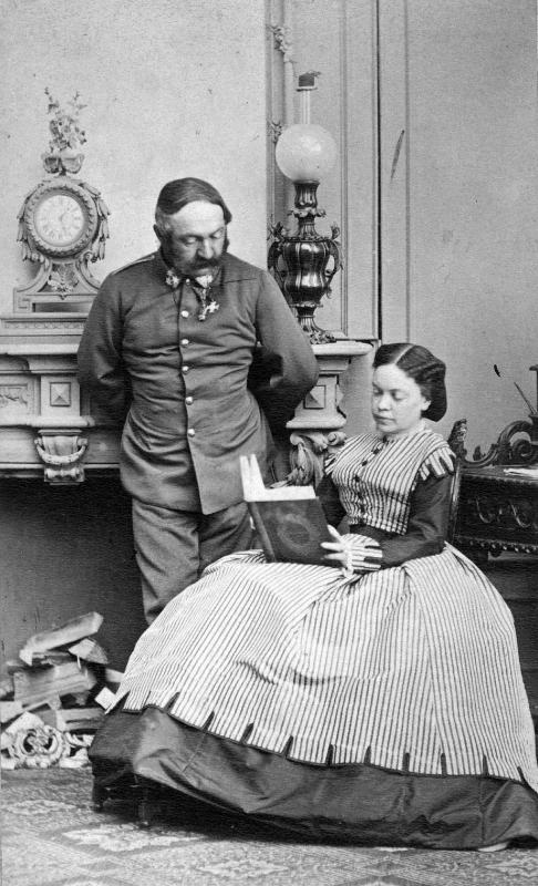 Marie Gräfin von Dubsky (in jüngeren Jahren) sitzend neben ihrem Gemahl Moritz Freiherr von Ebner.