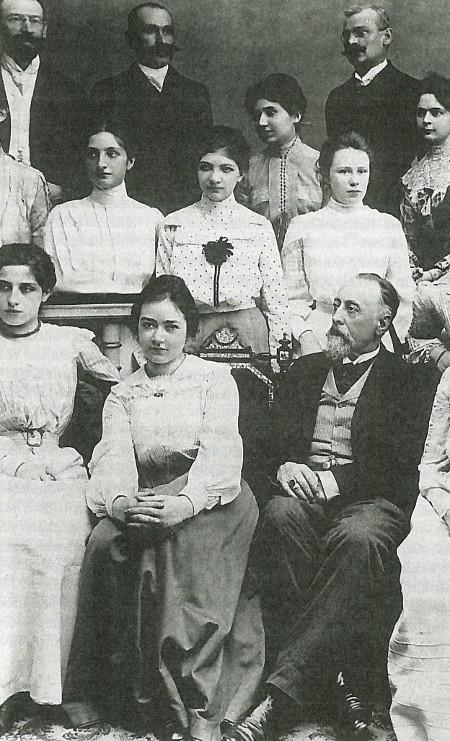 Aline Klatschko 1902 als externe Maturantin am Akademischen Gymnasium in Wien mit Mitschülerinnen und Professoren