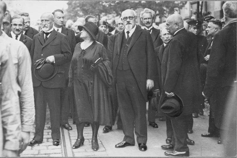 Adelheid Popp unter den Trauergästen beim Begräbnis von Franz Domes (14. Juli 1930)