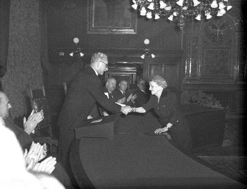Antonie Alt bekommt von Franz Jonas die Ehrenmedaille der Stadt Wien überreicht, 22. Jänner1955