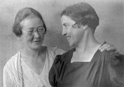 Frieda Nödl (re.) und Aline Furtmüller