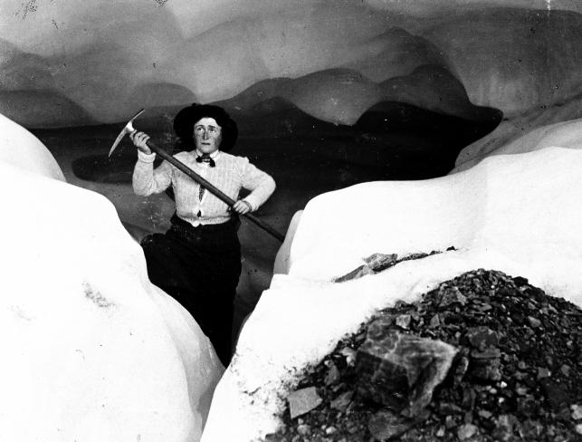 Alice Schalek in einer Gletscherhöhle (1914)
