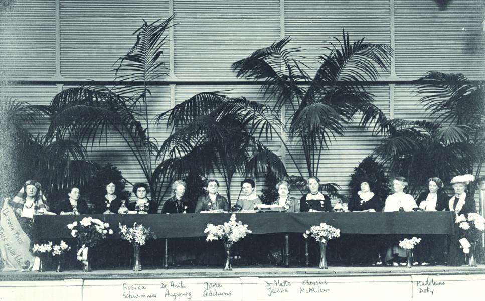 Leopoldina Kulka (2. v. li.) als österreichische Delegierte am Podium des Internationalen Frauenfriedenskongress 1915 in Den Haag (neben u.a. Rosika Schwimmer, Anita Augspurg, Jane Adams und Aletta Jacobs) aus dem der WILPF hervorging