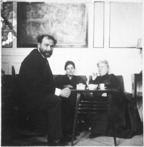 Hertha und ihre Mutter Editha Mautner-Markhof mit Gustav Klimt