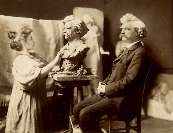 Theresa Feodorowna Ries mit Mark Twain an der Arbeit zu seiner Büste (1898)
