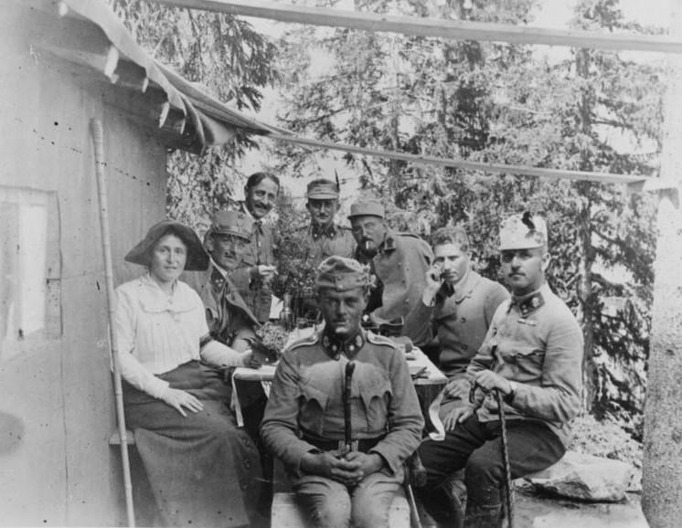 Alice Schalek zusammen mit österreichischen und ungarischen Soldaten im Ersten Weltkrieg (1915/1916)