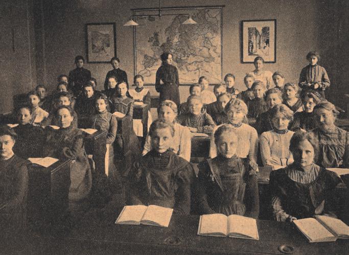 Schülerinnen des Mädchenlyzeums des Vereins Vesna