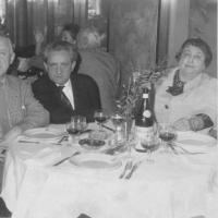 Martha Hofmann 1962 in einem Restaurant mit Franz Theodor Csokor und Johann Gunnert