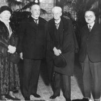 Helene Richter, Karl Seitz, Rudolf Larisch und Alfred Adler im Sitzungssaal des Wiener Rathauses