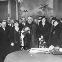 Therese Weninger (mit Blumenstrauß), Kardinal Innitzer und Leopoldine Miklas bei der Verleihung einer Auszeichnung um 1935
