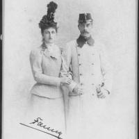 Franziska Gräfin von Larisch-Mönnich mit ihrem Bräutigam Ernst Rüdiger Fürst von Starhemberg (1898)