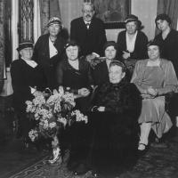 Gruppenbild mit Marianne Hainisch (ganz vorne) und Marianne Zycha (letzte Reihe stehend li.) um 1934; wahrscheinlich zum 95. Geburtstag