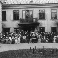 Erste Generalversammlung des Bundes Österreichischer Frauenvereine vor dem Haus von Marianne Hainisch (Wien 3, Rochusgasse 7) am 21. Mai 1903