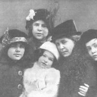 Raissa Adler und ihre Kinder (Valentine, Alexandra, Nelly und Kurt) (um 1914)
