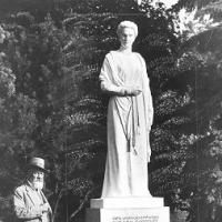 Denkmal von Auguste Fickert im Wiener Türkenschanzpark mit dem Künstler Franz Seifert