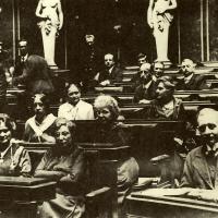 Erste weibliche Abgeordnete der SDAPÖ in der Nationalversammlung 1919(1. Reihe: Adelheid Popp, Anna Boschek 2. Reihe: Gabriele Proft, Therese Schlesinger 3. Reihe: Marie Tusch, Amalie Seidel)