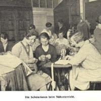 Schülerinnen beim Nähunterricht in der Fortbildungsschule der Einigkeit.