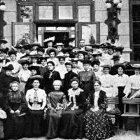 Versammlung des Allgemeinen Österreichischen Frauenvereins im großen Saal des Türkenschanzparks
