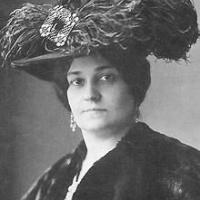 Emma Adler mit Hut