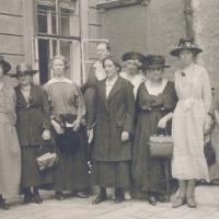Yella Hertzka  (1. Reihe Mitte) mit weiteren Mitgliedern des 1921 in Wien gewählten Exekutivkomitees der Women's International League for Peace and Freedom