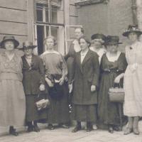 Yella Hertzka mit weiteren Mitgliedern des 1921 in Wien gewählten Exekutivkomitees der Women's International League for Peace and Freedom (1. Reihe von li. n. re.: Cor Ramondt-Hirschmann, Gabrielle Duchene, Lida Gustava Heymann, Yella Hertzka, Jane Addam)