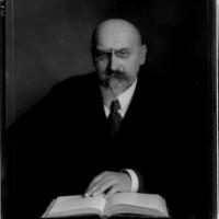 Edmund Bernatzik in Jackett, 1912