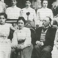 Aline Klatschko 1902 als externe Maturantin am Akademischen Gymnasium in Wien mit Mitschülerinnen und Professoren
