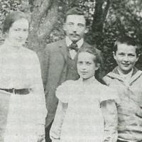 Aline Furtmüller 1914 mit ihren Kindern Litty und Lux und ihrem Mann Carl