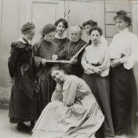 Tina Blau im Kreise ihrer Schülerinnen 1903