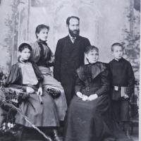Jenny Adler (2. v. li.) 1895 in Riga mit ihren Eltern Jossel und Hassa Deborah sowie den Geschwistern Lydia und Nicolas