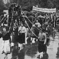 Mädchen des Katholischen Mädchenbundes bei einer katholischen Erntedankfeier am 11. Oktober 1936 in Graz