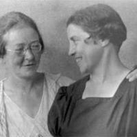 Aline Furtmüller (li.) und Frieda Nödl  in den 1920er Jahren