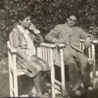 Raissa Adler mit Manès Sperber im Garten der Adler Villa (1920er)