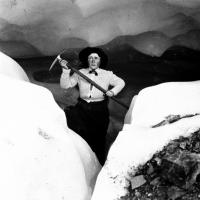 Alice Schalek in einer Gletscherhöhle (1914)