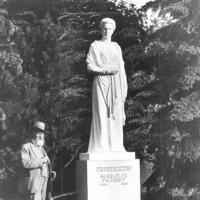 Denkmal von Auguste Fickert im Wiener Türkenschanzpark mit dem Künstler Franz Seifert