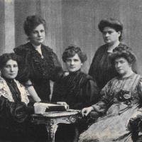 Mitglieder des Frauenreichskomitees 1904 (von li: Anna Boschek, Therese Schlesinger, Amalie Seidel, Adelheid Popp, Lotte Pohl-Glas)