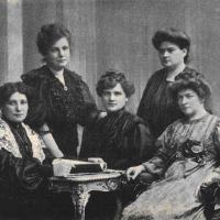 Mitglieder des Frauenreichskomitees 1904 (von li.: Anna Boschek, Therese Schlesinger, Amalie Seidel, Adelheid Popp, Lotte Pohl-Glas)